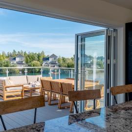 Gorgeous 4 bedroom Cotswolds home with lake view, hotel in South Cerney