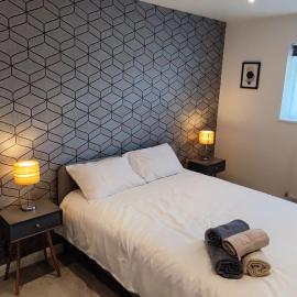 Modern 1 BR flat with Air Con、ボアハムウッドのホテル