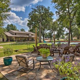 Kingston Home w/ Pickleball: Steps to Lake Texoma!, hotel en Kingston