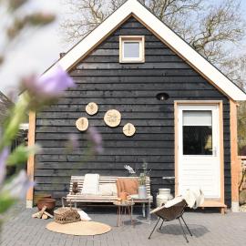 Huisje Smuk Huske nabij het water in Friesland met hottub
