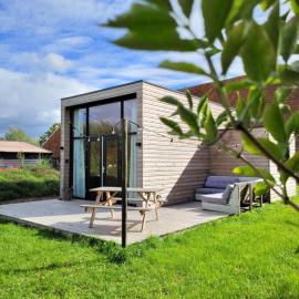 Tiny House Lantliv Oostkapelle, bij de boer، فندق في أوستكابيلي