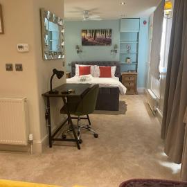 Studio Flat Central Cheltenham Parking off road