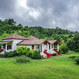 SaffronStays Sattva - 2BR Konkani-style eco farmhouse with wood-fired copper baths, orchard, forest walks & stargazing, hotel u gradu 'Pen'