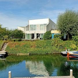 Vakantiehuis met eigen aanlegsteiger, Hotel in Kortgene