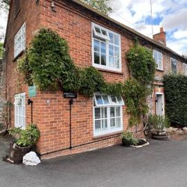 Moulsford में, होटल Ferryman`s Cottage at The Beetle & Wedge