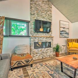 Cortland Abode: 1 Mi to Greek Peak Mountain Resort, hotel a Cortland
