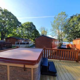 Jaw-Dropping Lodge with Hot Tub on Lake Windermere، فندق في ويندرمير
