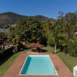 Casa Di Maria 4 Quartos a 500m Centro - Sauna, Piscina, Fogão a Lenha, Churrasqueira - ACESSO PRIVATIVO AO AO RIO - Ideal para famílias, hotel in Nova Friburgo
