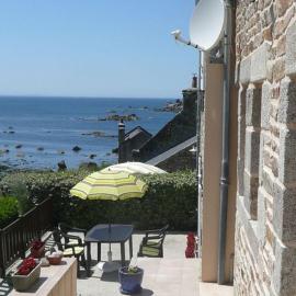 House in Brittany with Stunning Sea View, hotel em Porspoder