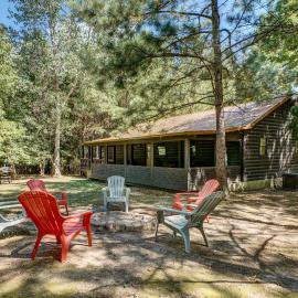 Private Broken Bow Cabin w/ Hot Tub + Gazebo!, ξενοδοχείο σε Broken Bow