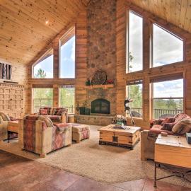 Gorgeous Alton Cabin w/ Deck + Mountain Views, hotel in Long Valley Junction