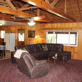 Rustic Chapparal Cabin at Bass Lake Heights โรงแรมในโอกเฮิร์สต์