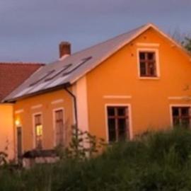 Svinaberga Skola. Eget boende i gammal skolsal., hotel u gradu Kivik