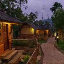 Kampung Bareto Cottage And Resto, hotel a Tjisurupan