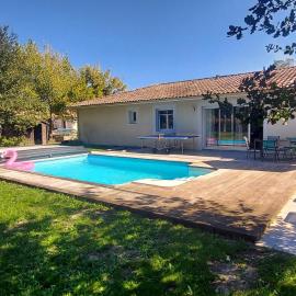 Maison familiale au calme avec piscine securisee, hotel a Le Barp