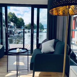 Waterview - Schwimmendes Ferienhaus auf dem Wasser mit Blick zur Havel, inkl Motorboot zur Nutzung, hotel in Fürstenberg