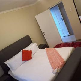 Comfy hidden home in Mthatha, hotel v destinácii Mthatha