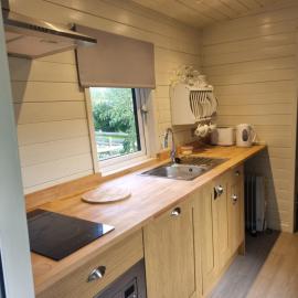 Glamping Hut - Sleeps 2 hot tub & parking, khách sạn ở Welshpool