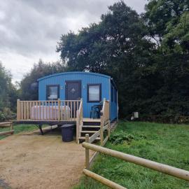 Glamping Hut - Sleeps up to 4 Hot Tub & Parking