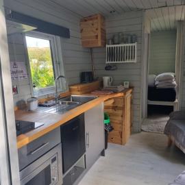 Glamping Hut - Sleeps 2 hot tub & parking, מלון בGarthbeibio