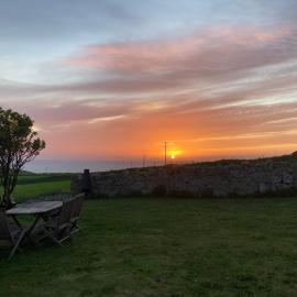 Lovely spacious flat with sea views, sunsets, garden and woodburner, Hotel in Sennen