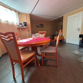 Ferienwohnung in der Siedlung، فندق في Klinga