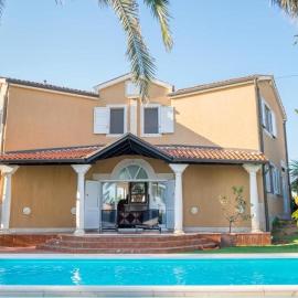 Villa Alberi with pool, hotel in Savudrija