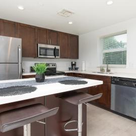 Spacious entire Apartment with Free Parking