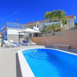 Holiday house with a swimming pool Razanj, Rogoznica - 17904, hotel in Rogoznica