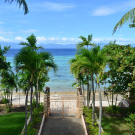 Private beachfront accommodation with ocean view and direct reef access, hotel a Moalboal