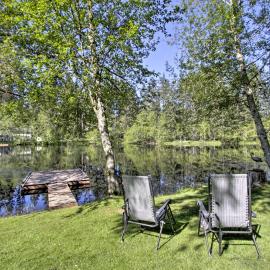Quiet Lakefront Olympia Home w/ Dock on Half Acre, hotel Olympiában