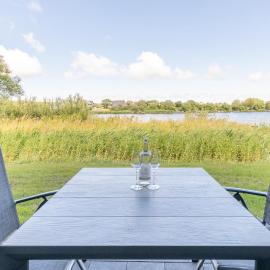 Ferienwohnung Nordseetraum direkt am Nordseedeich mit Blick auf den See
