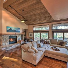 Upscale Flagstaff Country Club Home w/ Mtn Views!, хотел в Флагстаф