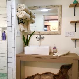 Prickly Pear Unique Studio with bathroom built into the Granite boulders, Amazing Views, Front & back porches, Firepit,Dog friendly, hotel em Prescott