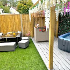 Stylish 3 bedroom seaside escape - newly renovated, hotel in Paignton