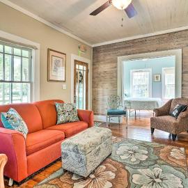 'Moon Pie Cottage' Near Downtown Ocean Springs!, hotel in Ocean Springs