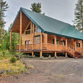 Island Park Cabin w/ Stunning Forest Views!, Hotel in Rea