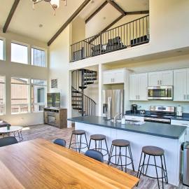 Mountain View Modern Cabin: Luxury Pine Home!, hotel en Pine