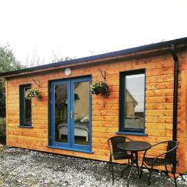 Ceaser's cabin is a cosy 1 bedroom cabin, hotel i Lahinch