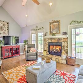 Eclectic Ranger Home w/ Mtn Views + Hot Tub!, hotell i Ranger