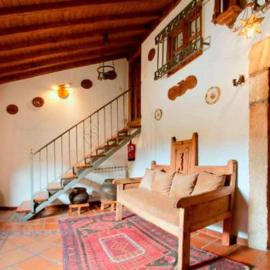 Tía Clotilde es una casa grande ideal para familias y grupos de amigos، فندق في Cabezas Bajas