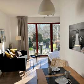 Ferienwohnung-Klaus-Stoertebeker-mit-Sonnenterrasse-Garten-zwischen-Strand-Wald-und-Wiese، فندق في Gustow