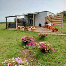 Beautiful Wooden tiny house, Glamping cabin with hot tub 3, hotel a Tuxford