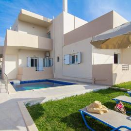 7 bedroom villa with pool, 700m from the beach!, hotel a Prínos