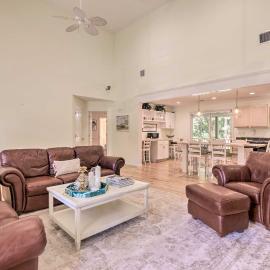 < 1 Mi to Beach: Luxury North Fork Retreat w/ Deck、リバーヘッドのホテル