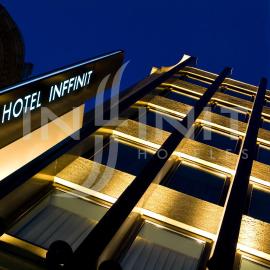 Hotel Inffinit، فندق في فيغو