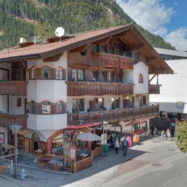 Center Rooms & Apartments, hotel u gradu Majrhofen