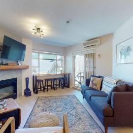 1BR + Den | Marketplace Lodge | Village Location | Mountain Views | Complex Hot Tub, hotel v destinaci Whistler