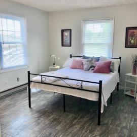 Trestle Creek Farm- farmhouse suite، فندق في بلومنغتون