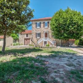 L'Ardèche en Provence avec chambres climatisées et jardin ombragé